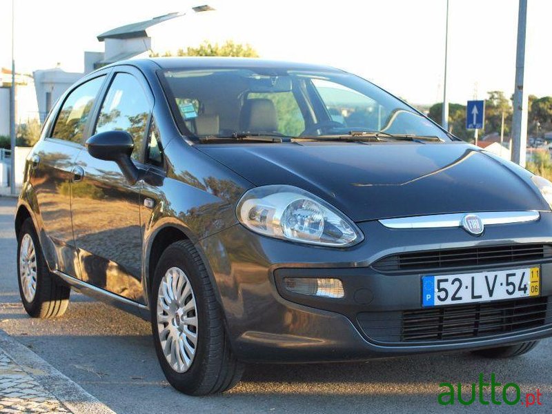 2011' Fiat Punto Evo photo #2