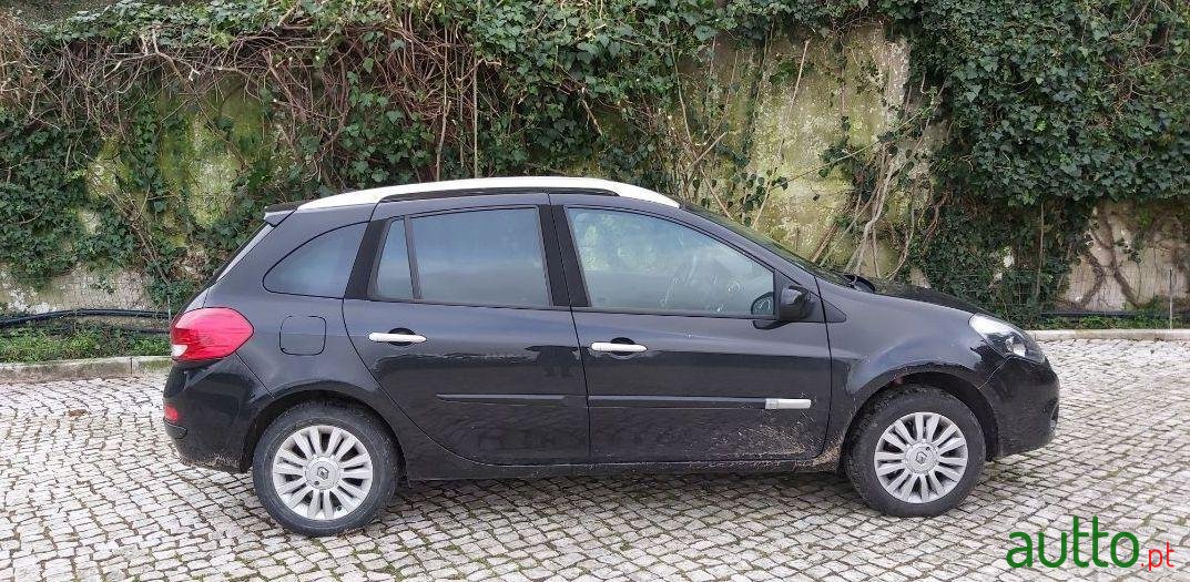 2011' Renault Clio Break photo #2