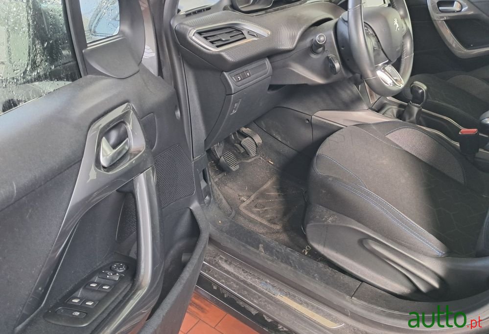 2018' Peugeot 2008 1.2 Puretech Style photo #3
