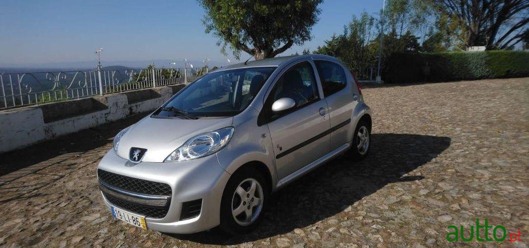 2011' Peugeot 107 Black &Silver Edition photo #1