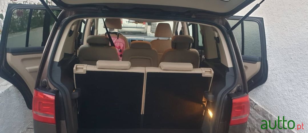 2012' Volkswagen Touran photo #3