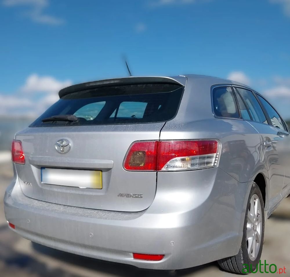 2010' Toyota Avensis Sw photo #3