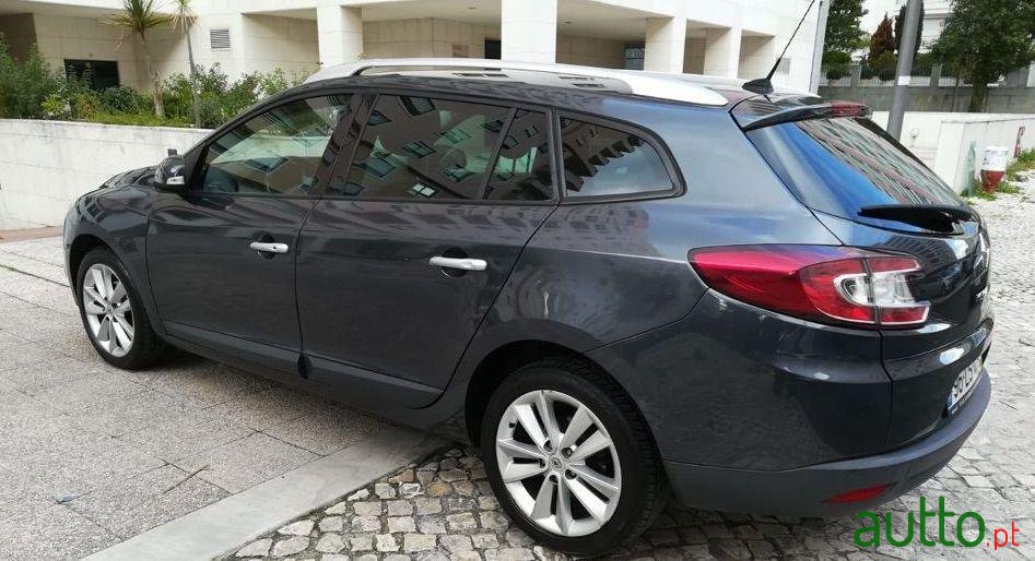 2011' Renault Megane Sport Tourer photo #2