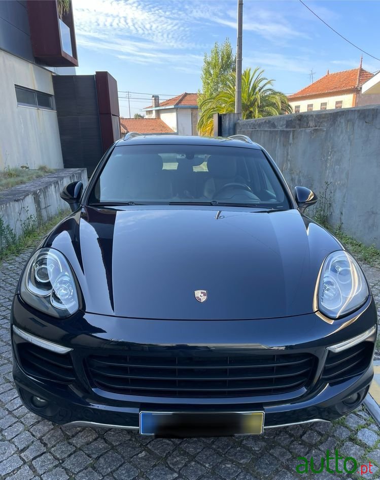 2015' Porsche Cayenne S Hybrid photo #5