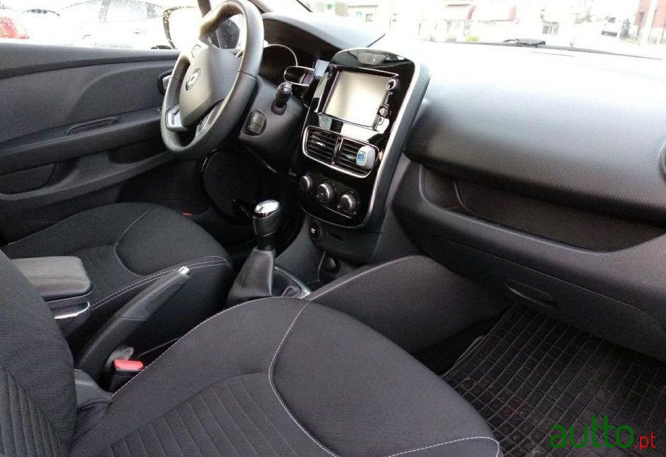 2017' Renault Clio Sport Tourer photo #1