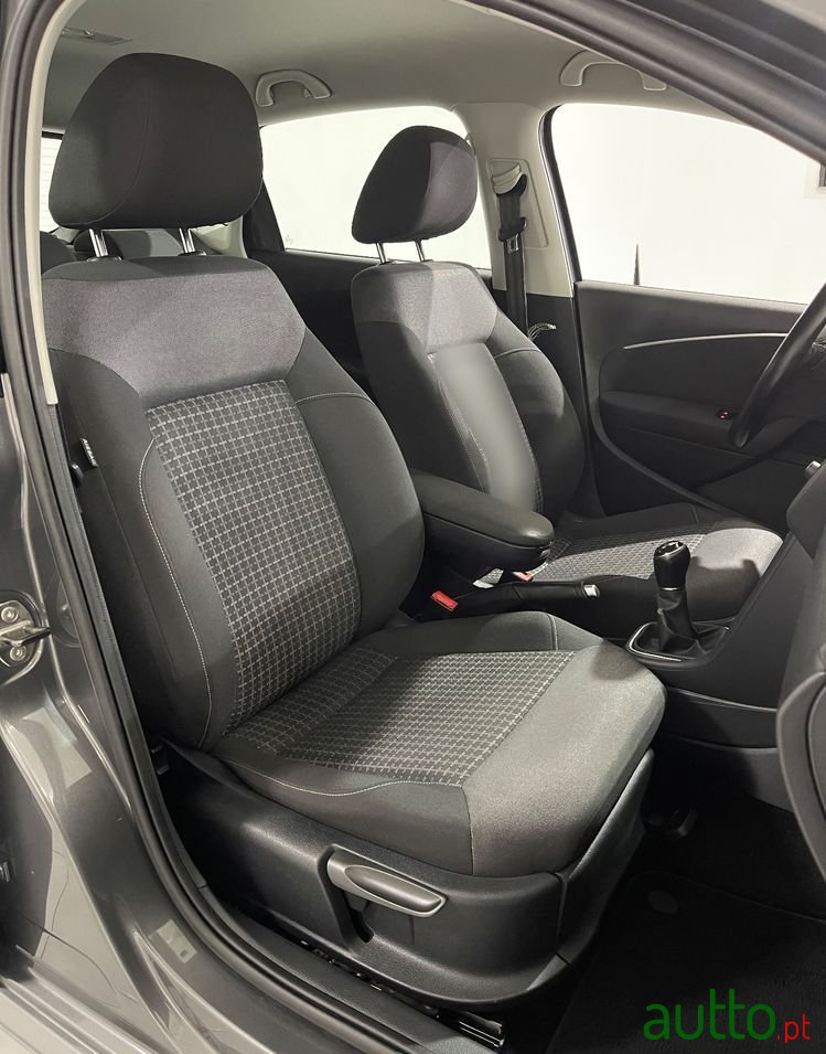 2014' Volkswagen Polo photo #4