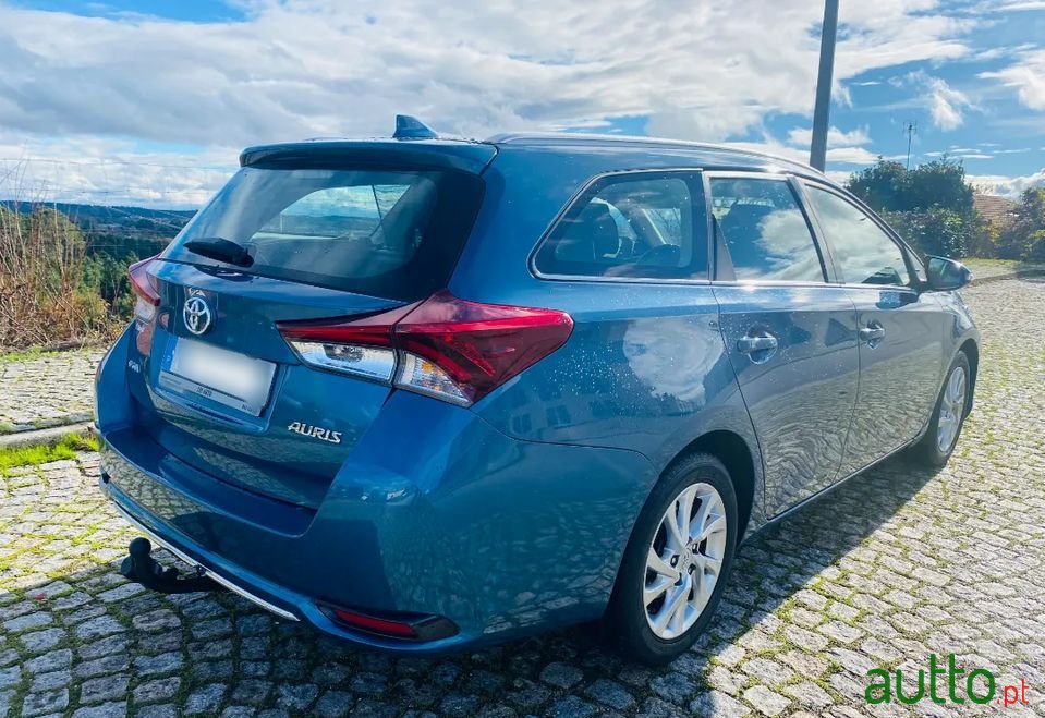 2016' Toyota Auris Touring Sports photo #2