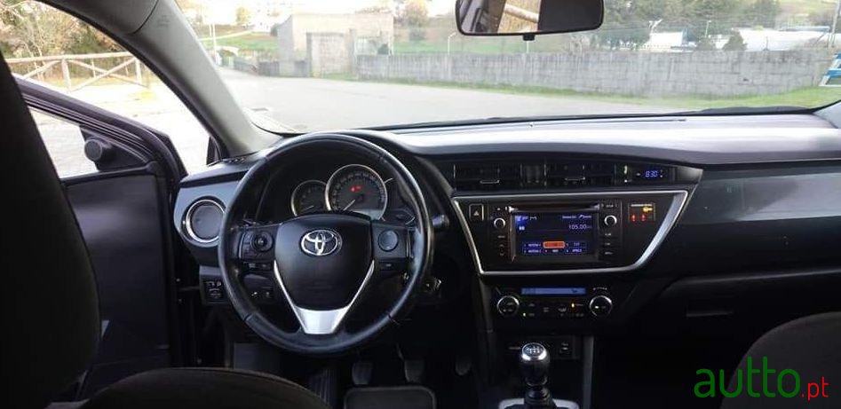 2013' Toyota Auris Touring Sports photo #1