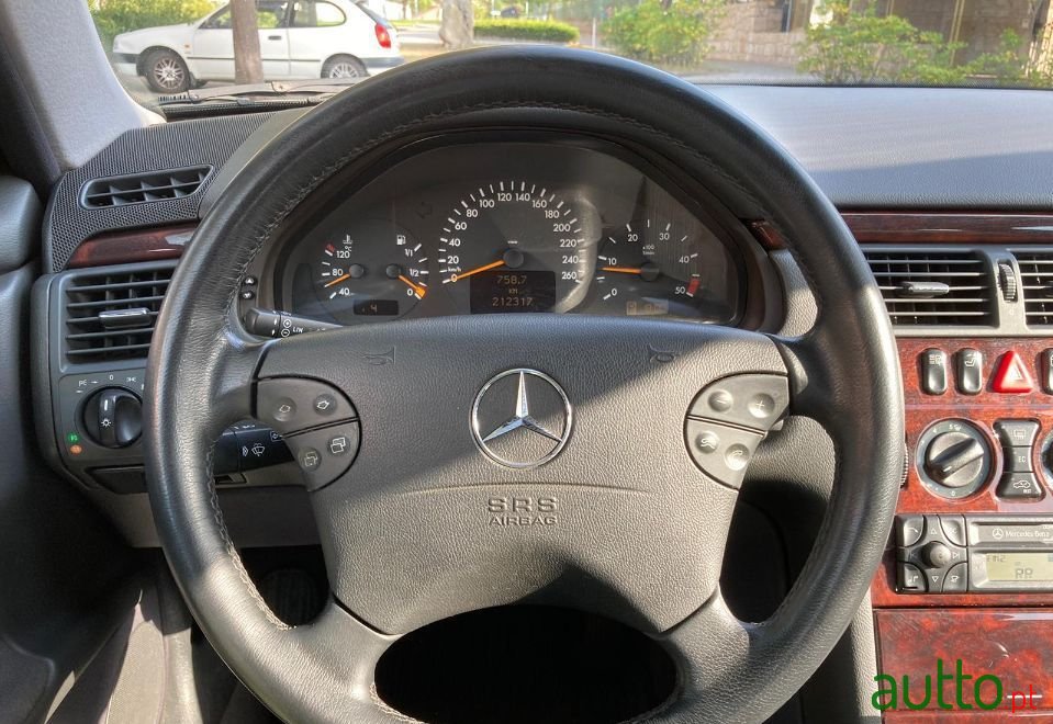 2001' Mercedes-Benz E-220 photo #3