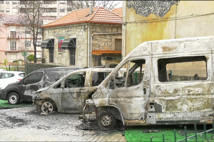 PJ investiga incêndio que destruiu automóveis em "stand" do Porto