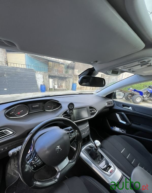 2014' Peugeot 308 photo #6