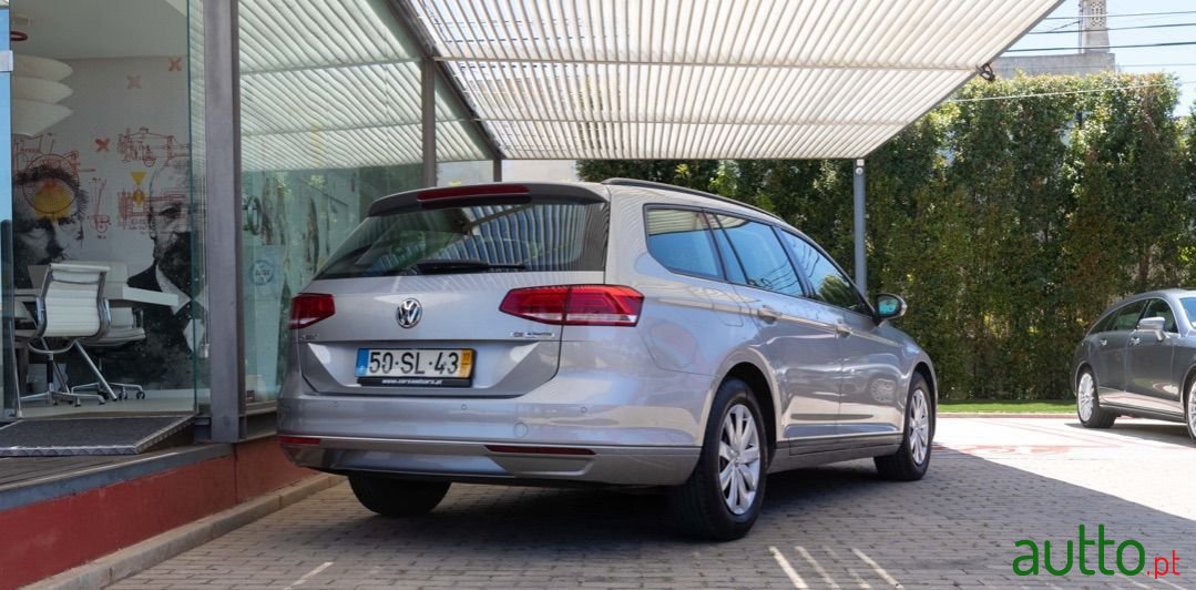 2017' Volkswagen Passat Variant photo #2