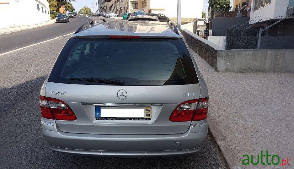 2004' Mercedes-Benz E-220 Elegance photo #2