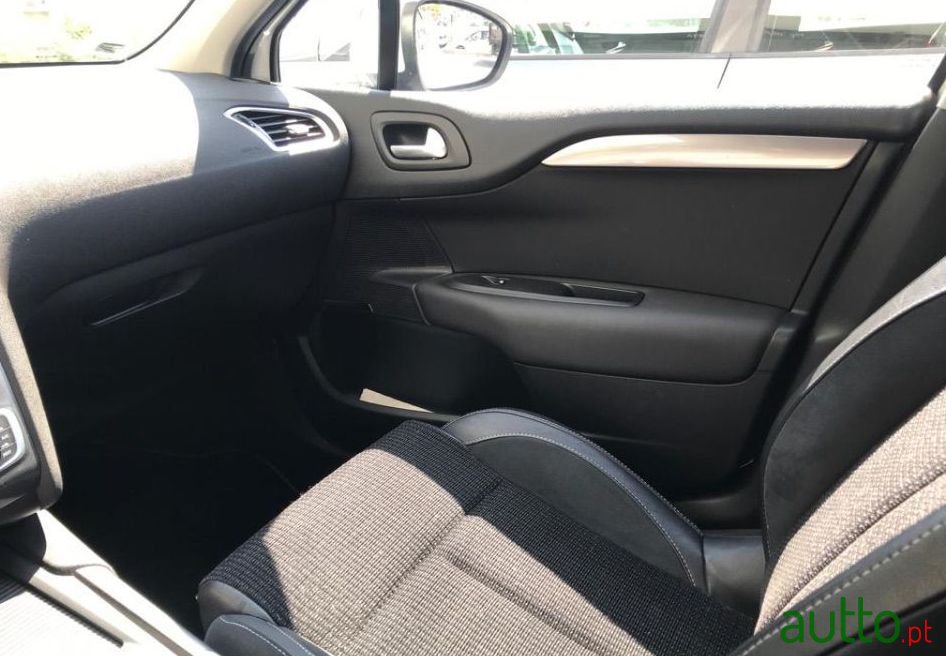 2011' Citroen C4 photo #3