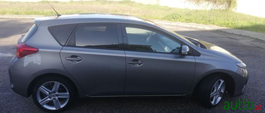 2012' Toyota Auris photo #1