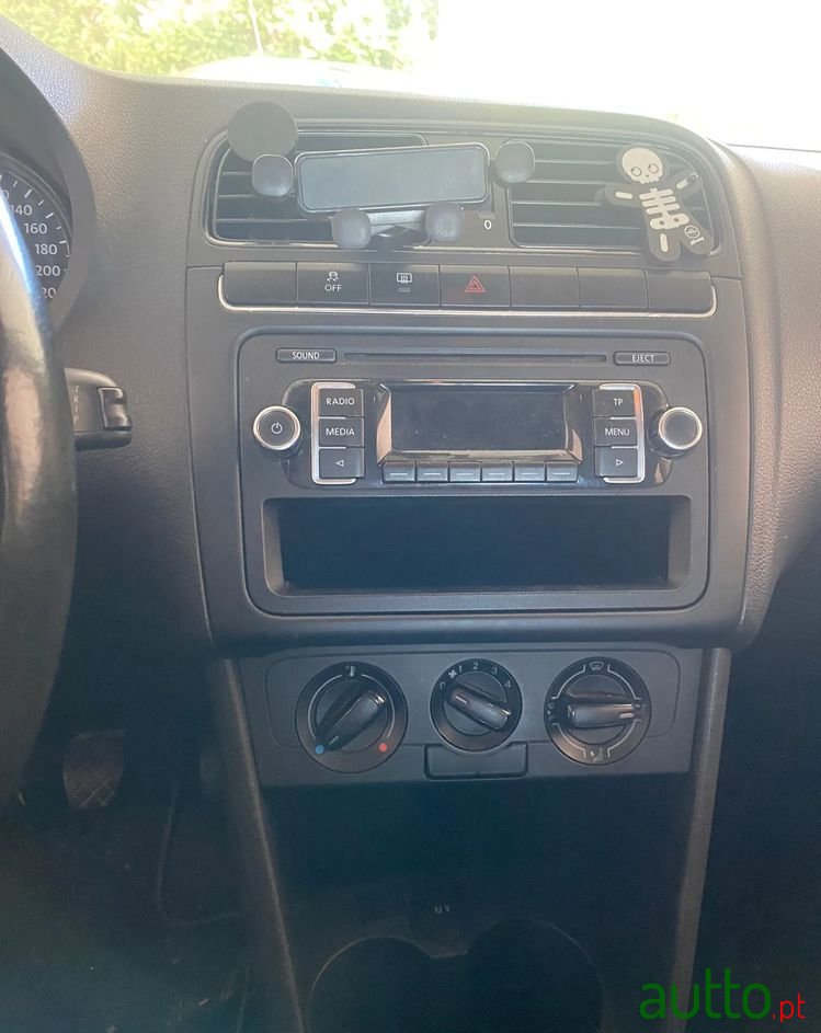 2015' Volkswagen Polo photo #6