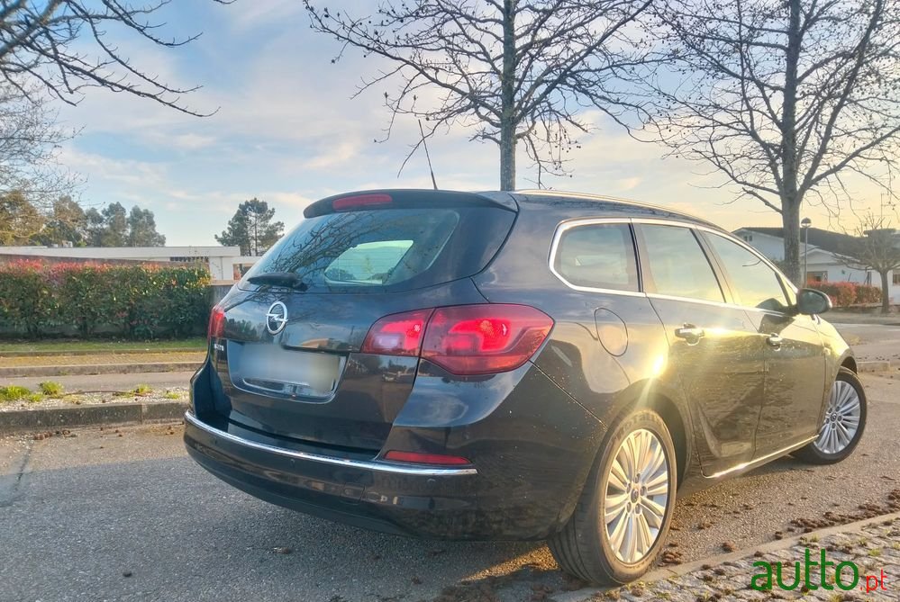 2013' Opel Astra Sports Tourer photo #4