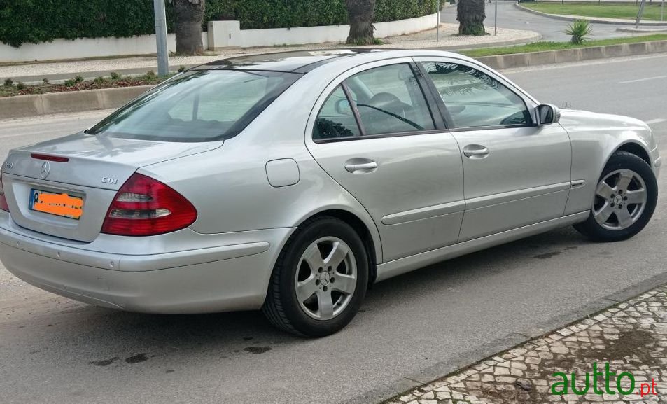 2002' Mercedes-Benz E-220 Cdi Classic photo #3