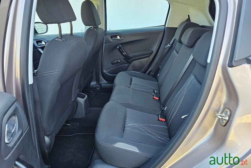 2012' Peugeot 208 82 Vti Active photo #5