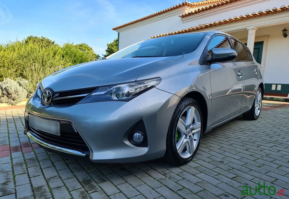 2013' Toyota Auris photo #1