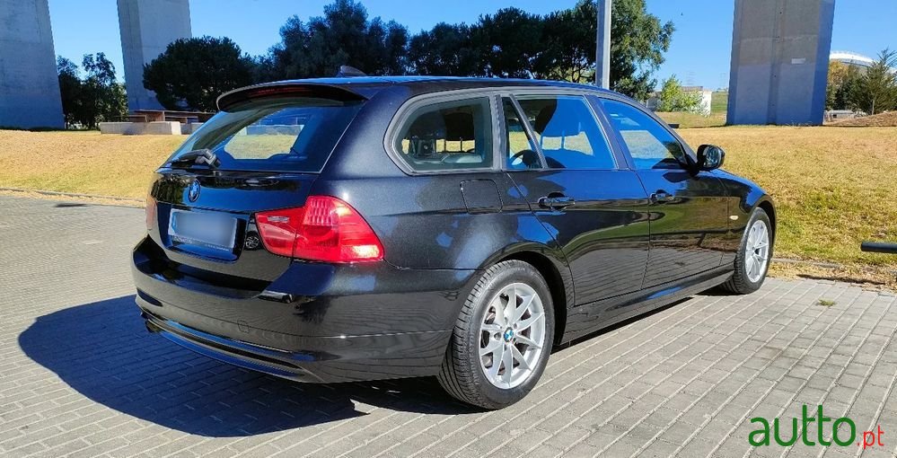 2012' BMW 318 D Touring Navigation photo #6