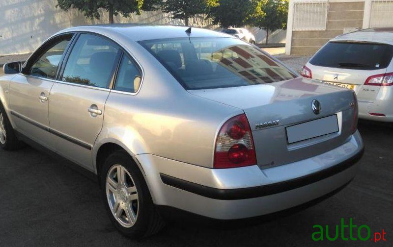 2002' Volkswagen Passat photo #2