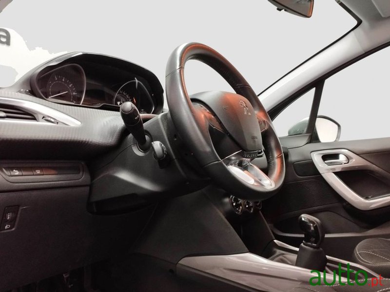 2017' Peugeot 2008 photo #6