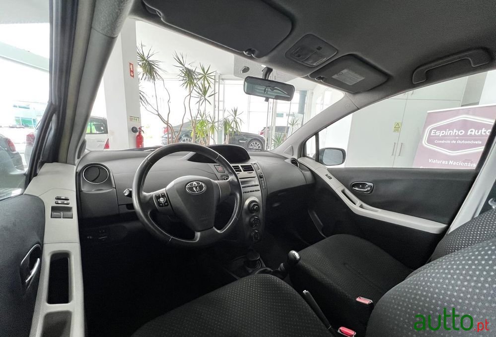 2011' Toyota Yaris photo #3