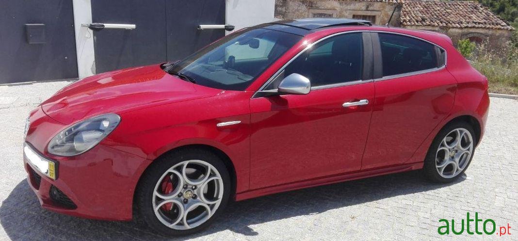 2011' Alfa Romeo Giulietta photo #2