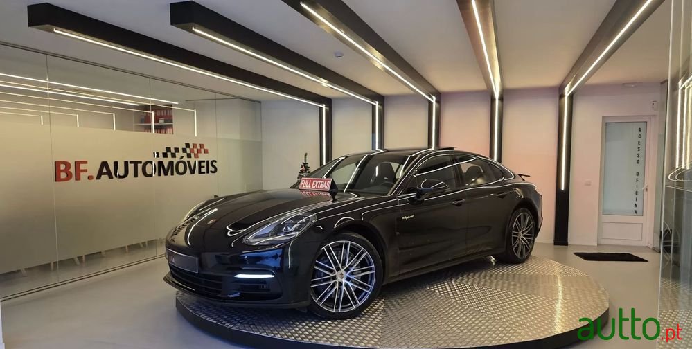 2020' Porsche Panamera 4 E-Hybrid photo #2