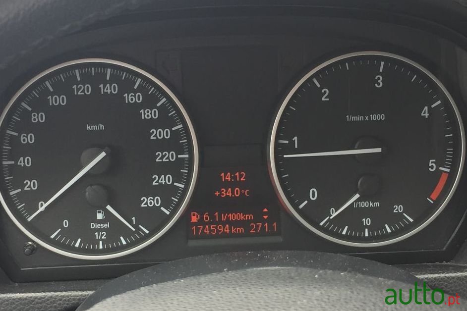 2011' BMW 318 Ver-D-Navigation photo #4