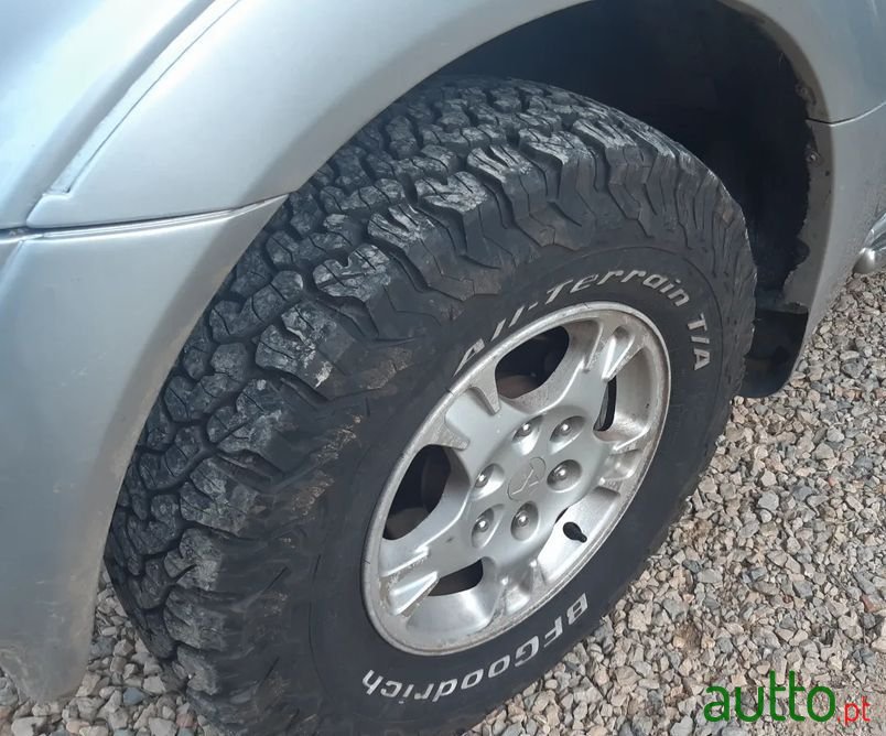 2000' Mitsubishi Pajero photo #6