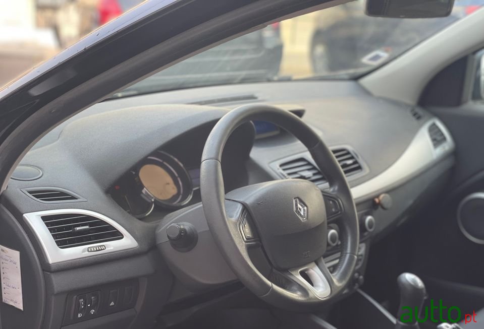 2010' Renault Megane Sport Tourer photo #2