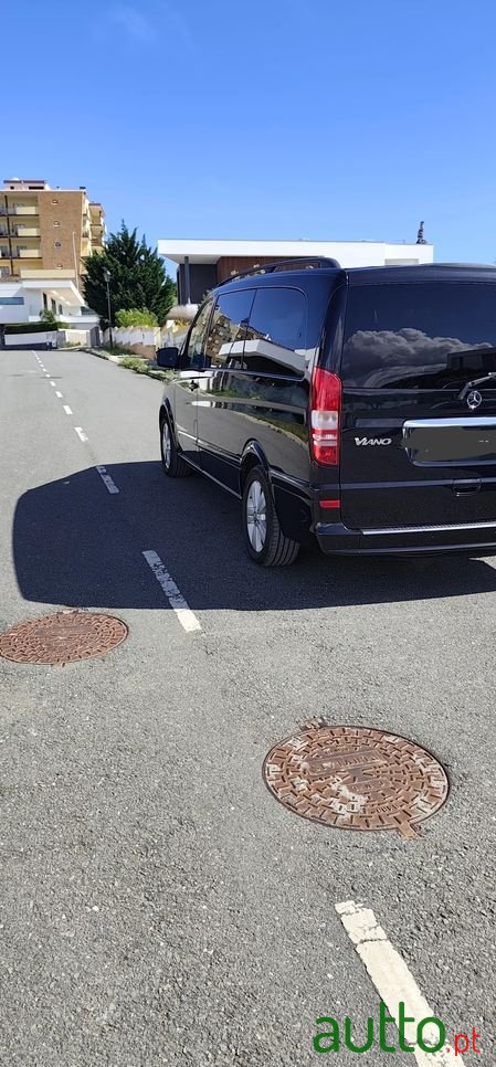 2011' Mercedes-Benz Viano photo #2