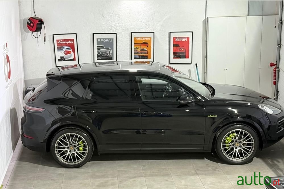 2022' Porsche Cayenne photo #2