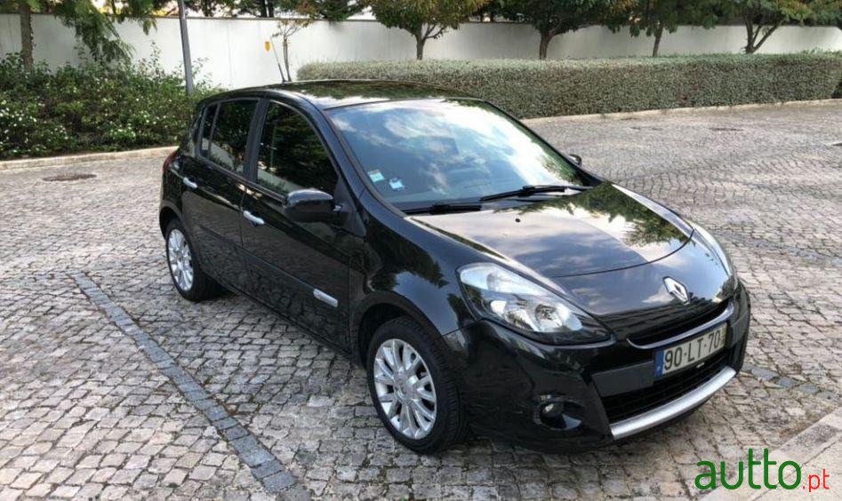 2011' Renault Clio photo #2