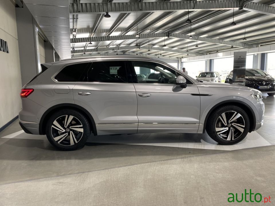 2021' Volkswagen Touareg photo #4