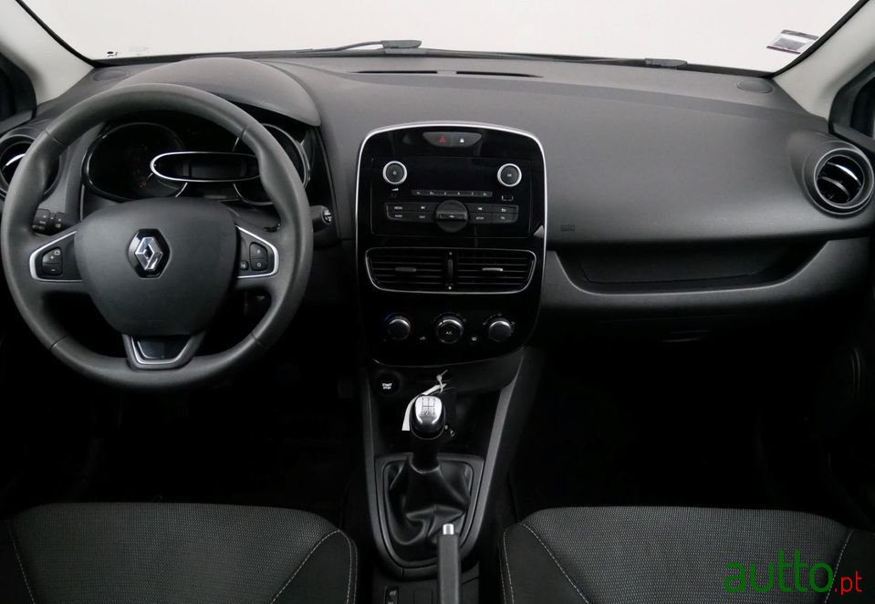 2017' Renault Clio Sport Tourer photo #6