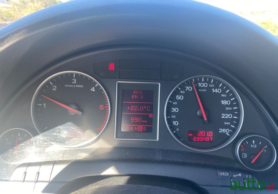 2004' Audi A4 Avant photo #2