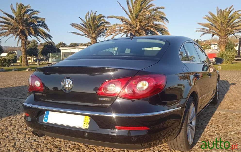 2011' Volkswagen Passat photo #3