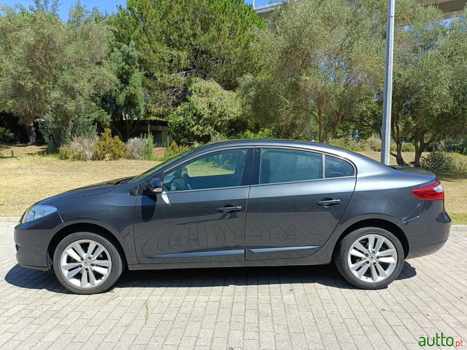 2011' Renault Fluence photo #2