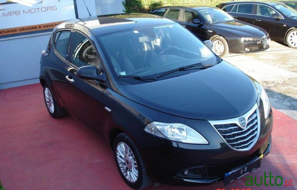2013' Lancia Ypsilon photo #3