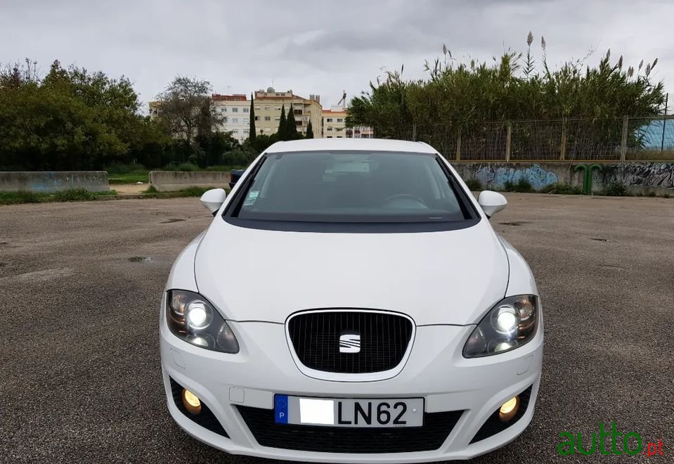 2011' SEAT Leon photo #2