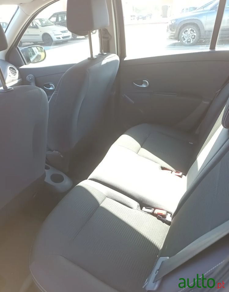 2009' Renault Clio photo #6