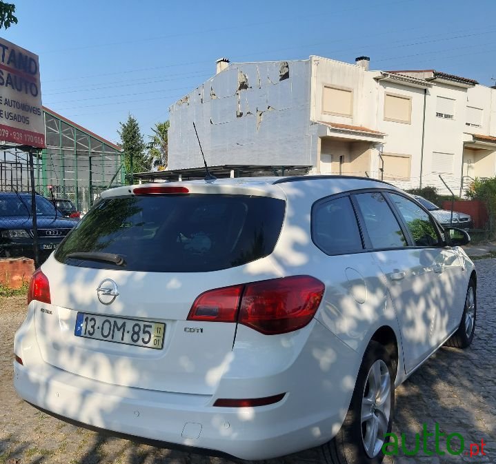 2011' Opel Astra Sports Tourer photo #4