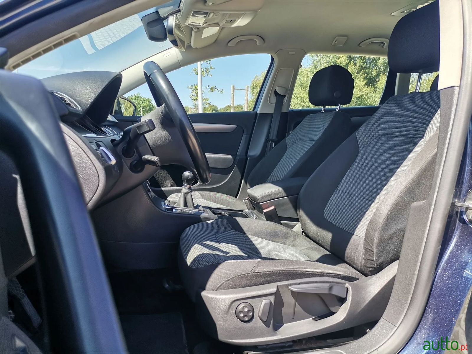 2011' Volkswagen Passat photo #2