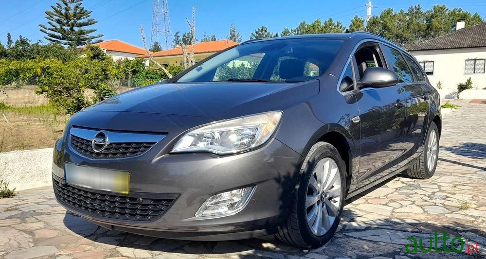 2011' Opel Astra Caravan photo #3