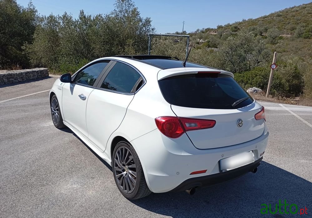 2011' Alfa Romeo Giulietta photo #5