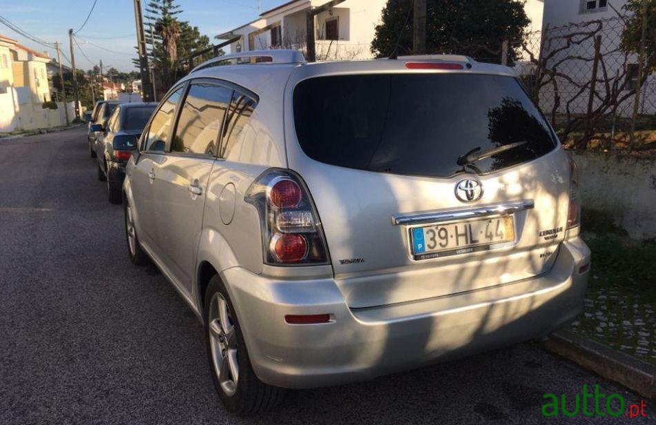 2009' Toyota Corolla Verso photo #1