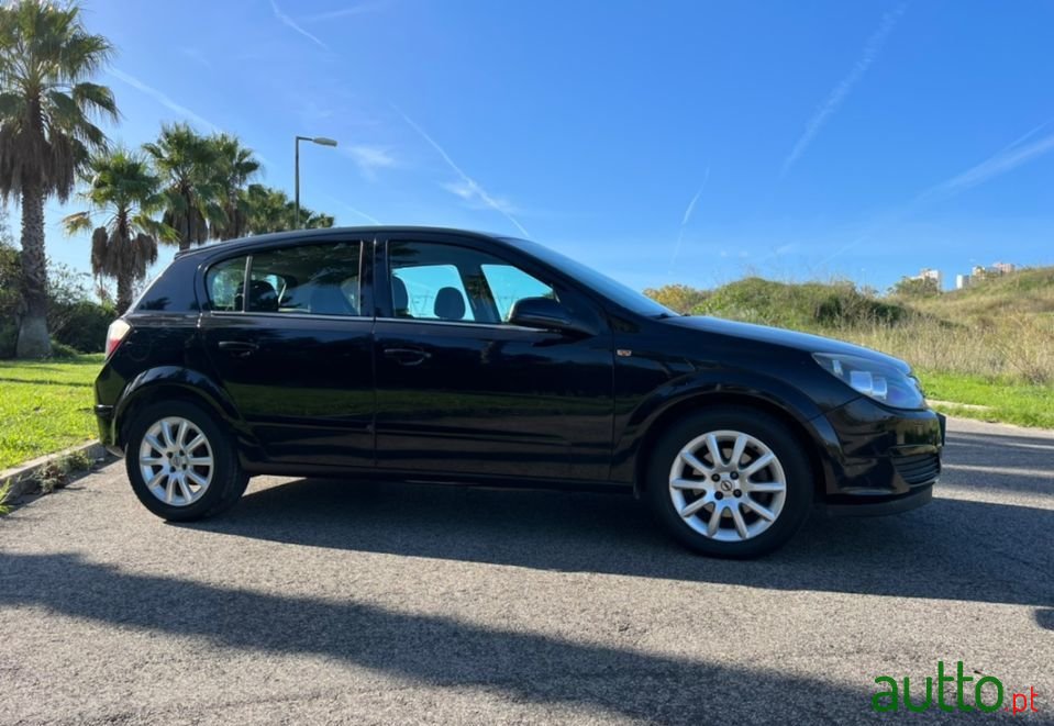 2005' Opel Astra photo #5